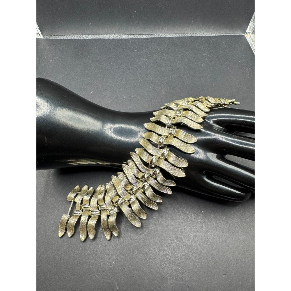 Vintage Lisner Textured Link Bracelet Light Gold Tone Mid-Century Sz 7.25"
